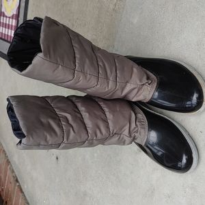 Ladies rain/snow boots, black & grey, fleece lined foot, sz 8, Velcro close